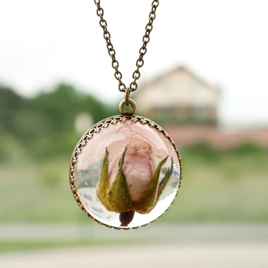 I Preserve Flowers In Resin