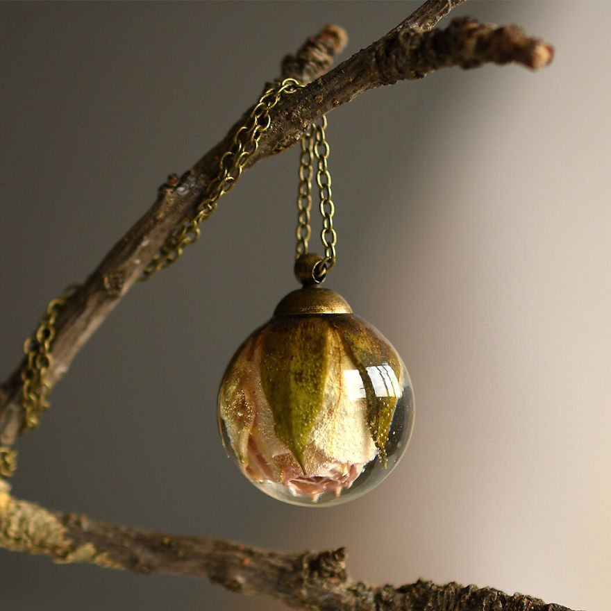 I Preserve Flowers In Resin