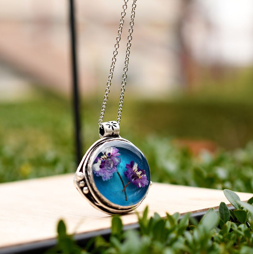 I Preserve Flowers In Resin