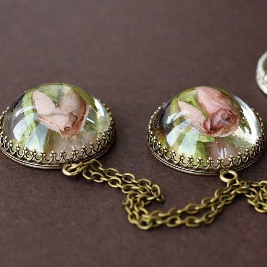 I Preserve Flowers In Resin