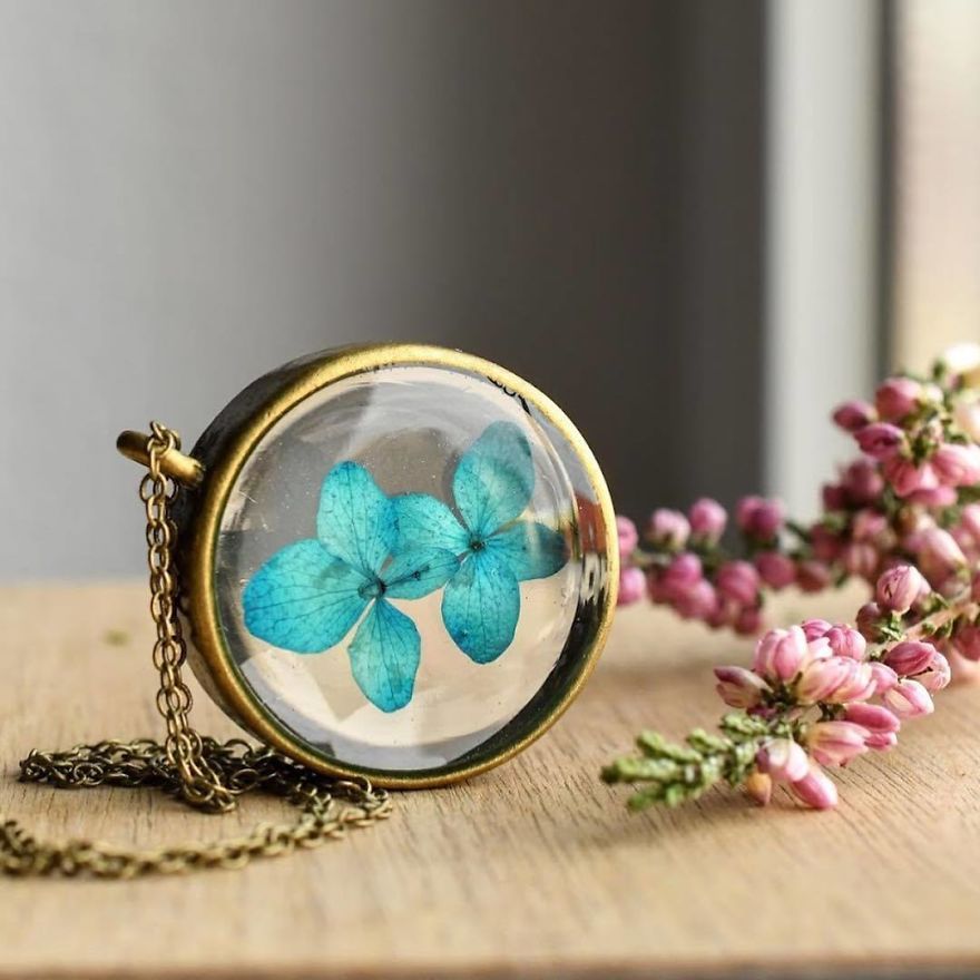 I Preserve Flowers In Resin