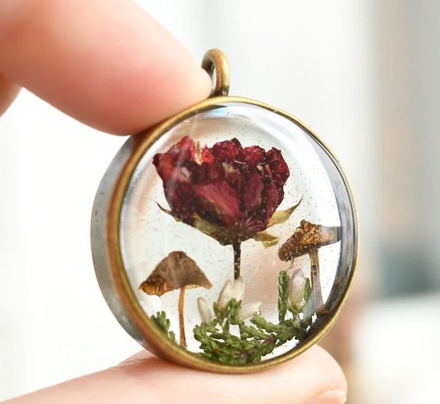 I Preserve Flowers In Resin