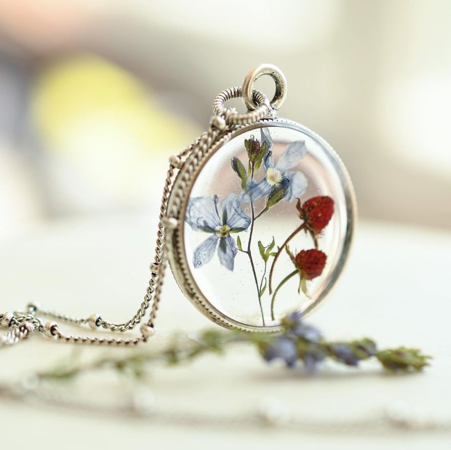 I Preserve Flowers In Resin