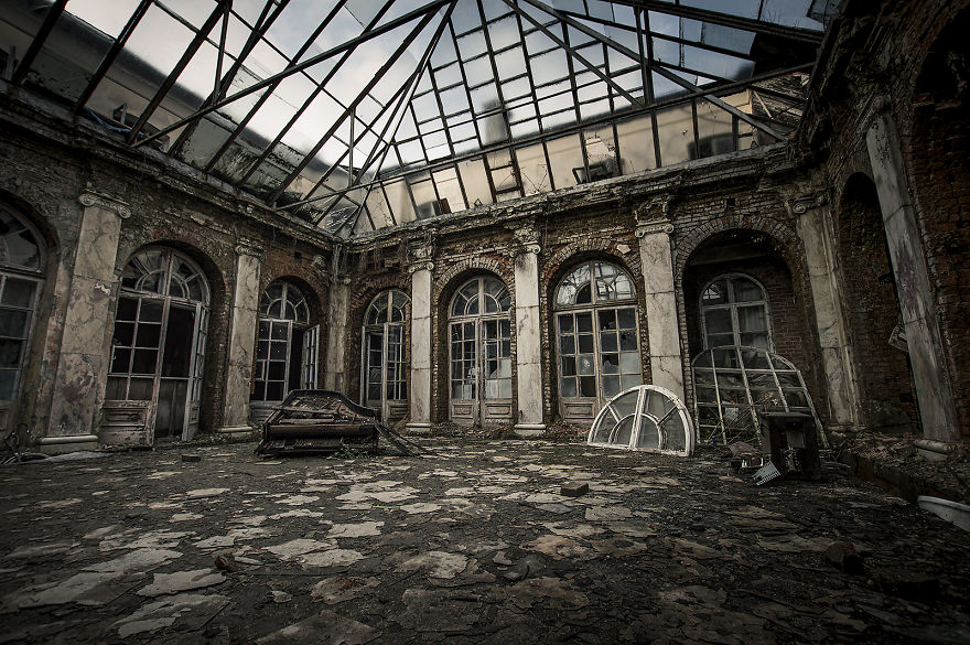 Abonnended Palace In Bratoszewice