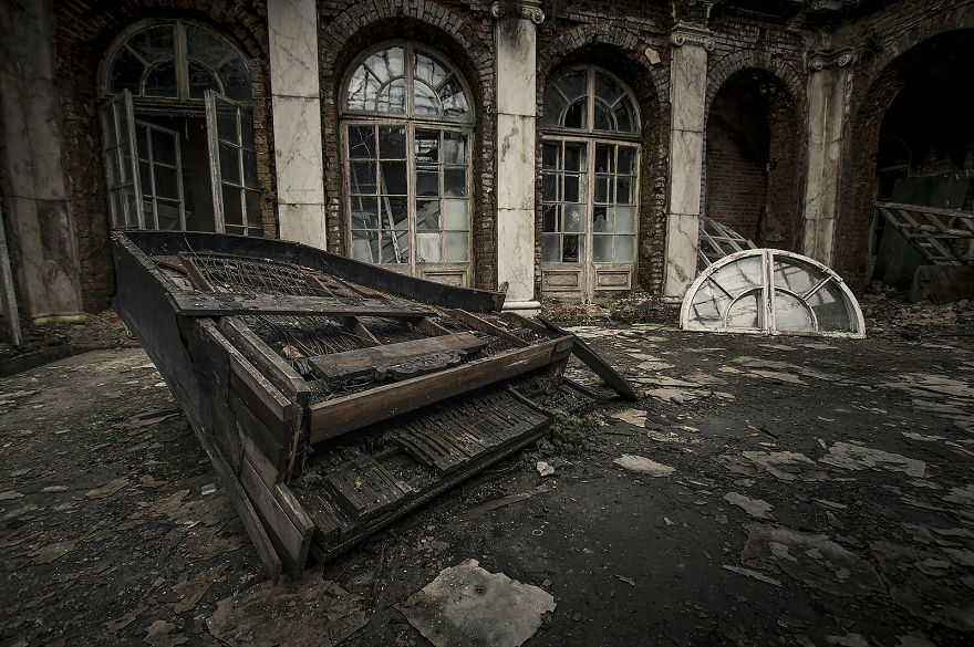 Abonnended Palace In Bratoszewice