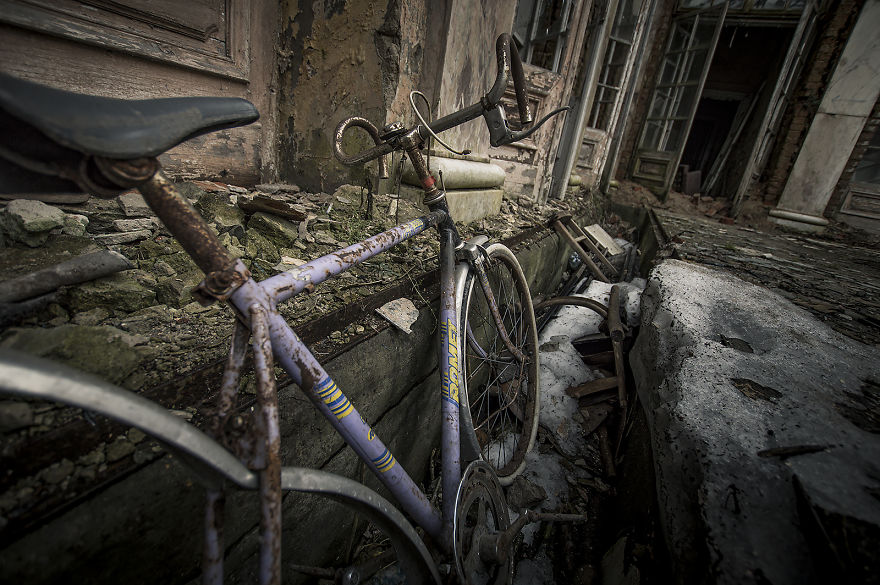 Abonnended Palace In Bratoszewice