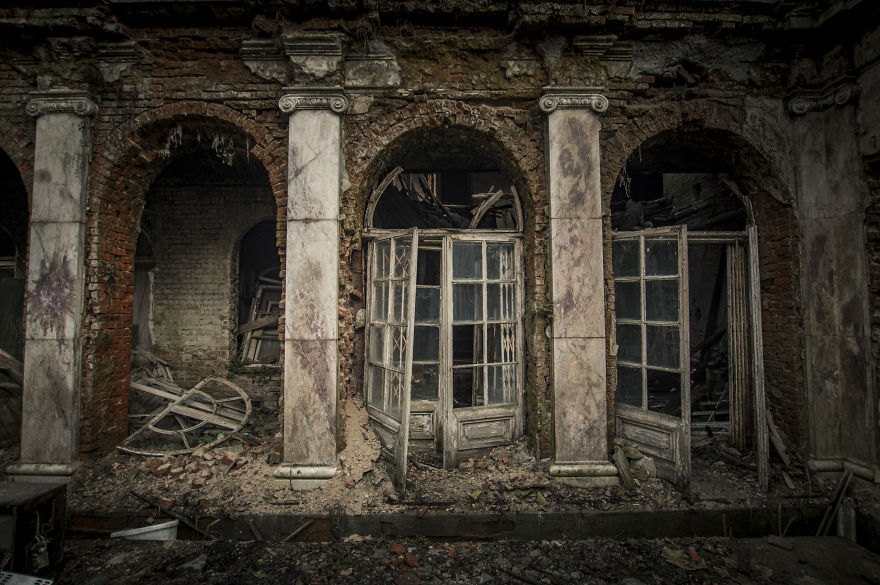 Abonnended Palace In Bratoszewice