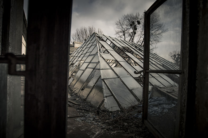 Abonnended Palace In Bratoszewice