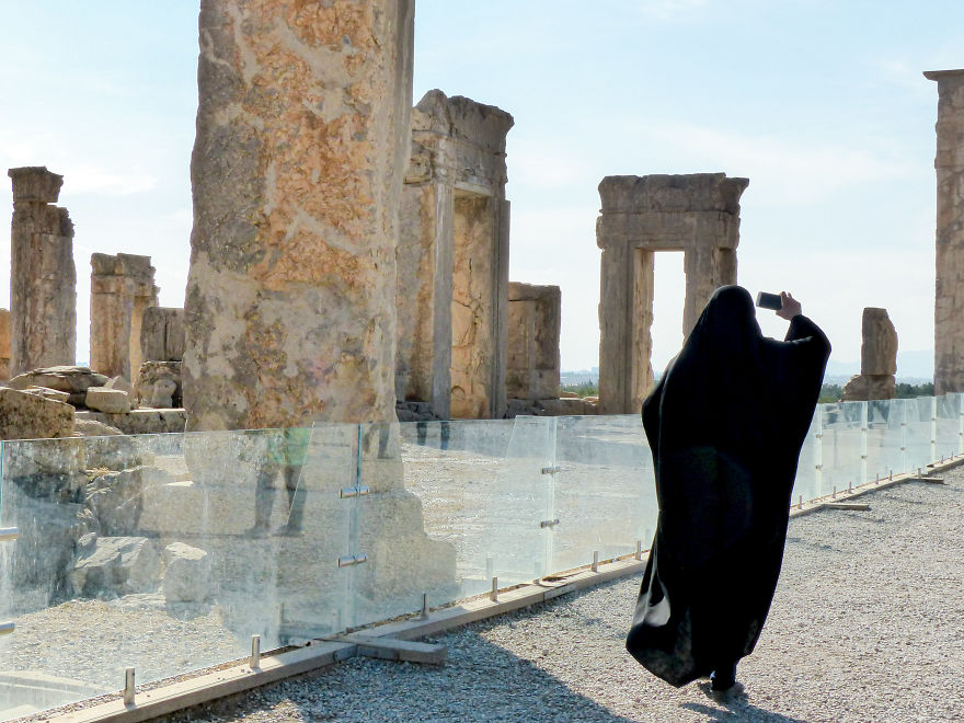 I Photograph The Young People Of Iran And Share Their Daily Life