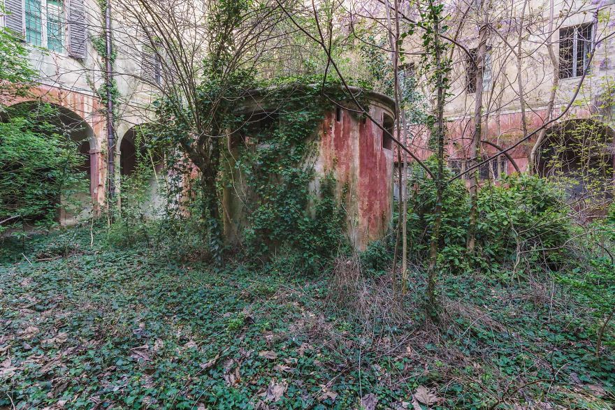 Bloody Walls , Dark Hearts