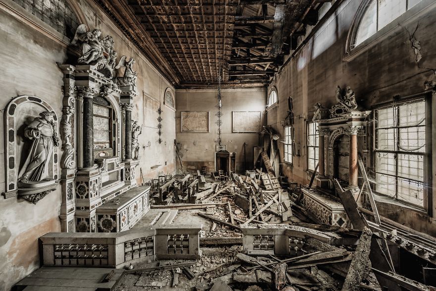 An Italian Church With Beautiful Colours