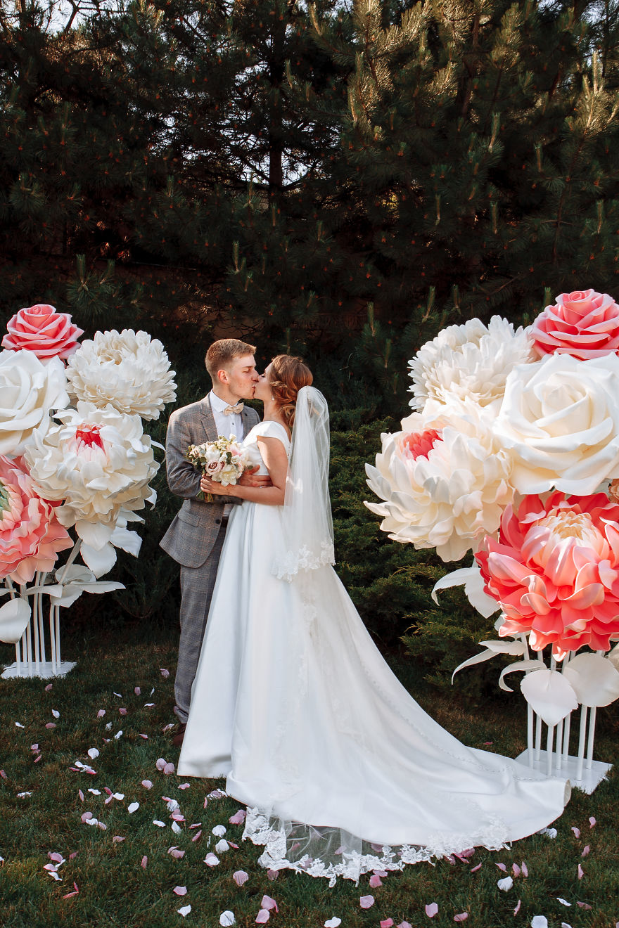 Start Up At 47 Y.o. Giant Flowers Bloom In Her Hands Start Up At 47 Y.o. Giant Flowers Bloom In Her Hands