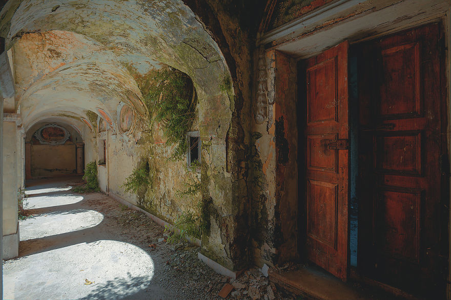 I Found A Well-Preserved Abandoned Monastery In Italy And Captured Its Atmosphere In 27 Photos I Found A Well-Preserved Abandoned Monastery In Italy And Captured Its Atmosphere In 27 Photos