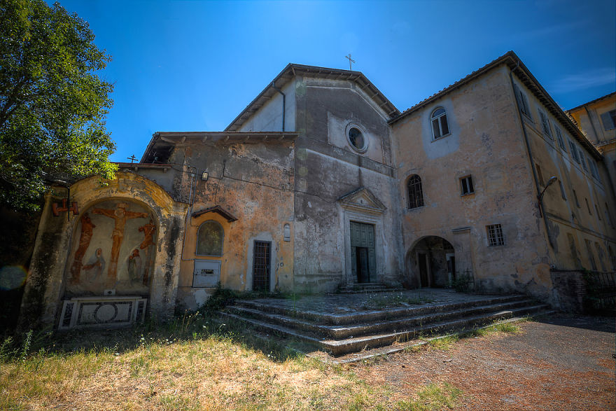 I Found A Well-Preserved Abandoned Monastery In Italy And Captured Its Atmosphere In 27 Photos I Found A Well-Preserved Abandoned Monastery In Italy And Captured Its Atmosphere In 27 Photos