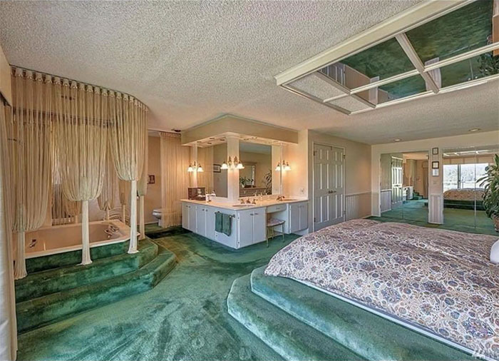 I See You Saggy Pantyhose Doubling As Sunken Bathtub Privacy Drapes