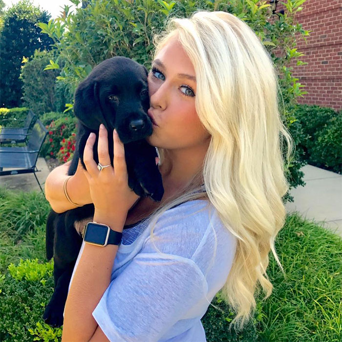 Bride's Decision To Bring Her Dog To Her 'First Look' Photoshoot Makes The Pics Go Viral Bride's Decision To Bring Her Dog To Her 'First Look' Photoshoot Makes The Pics Go Viral