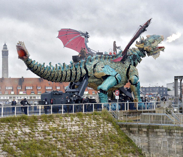 The Citizens Of Calais Witnessed A 25-Meter-Long Fire-Breathing Mechanical Dragon Manned By 17 People The Citizens Of Calais Witnessed A 25-Meter-Long Fire-Breathing Mechanical Dragon Manned By 17 People