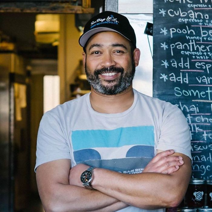 Customer Leaves 1-Star Because A Homeless Man Hangs Out By The Entrance, Gets Shut Down By The Business Owner