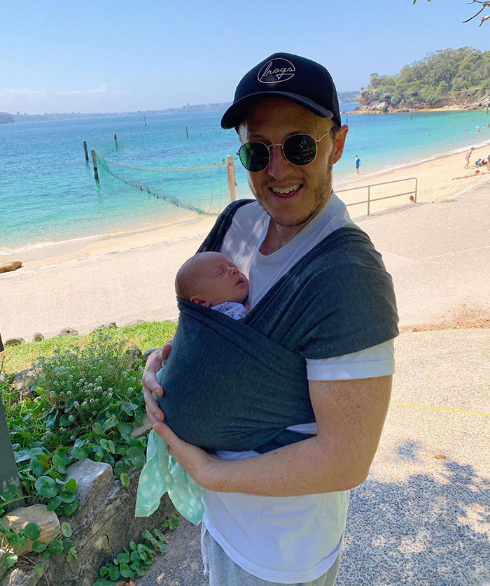 Dad Recreates Hilarious Faces His Daughter Makes When Drinking Milk Dad Recreates Hilarious Faces His Daughter Makes When Drinking Milk