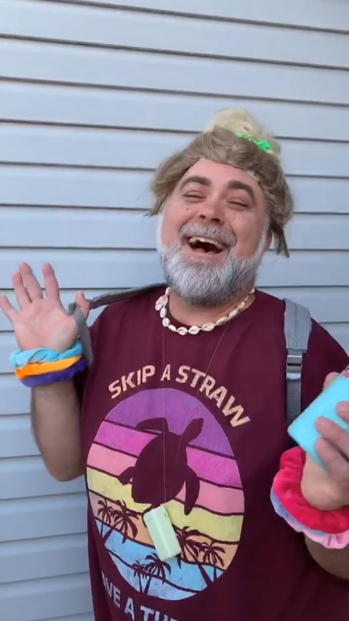 This Dad Wins Halloween By Dressing Up As A Stereotypical VSCO Girl This Dad Wins Halloween By Dressing Up As A Stereotypical VSCO Girl