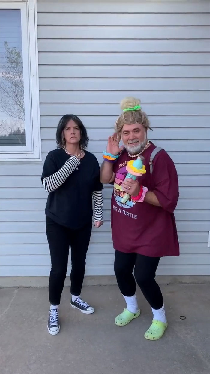 This Dad Wins Halloween By Dressing Up As A Stereotypical VSCO Girl This Dad Wins Halloween By Dressing Up As A Stereotypical VSCO Girl