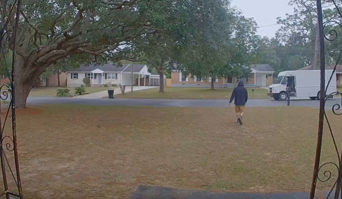 FedEx Delivery Guy Throws A $1500 Lens, Doesn't Know He's Being Recorded FedEx Delivery Guy Throws A $1500 Lens, Doesn't Know He's Being Recorded