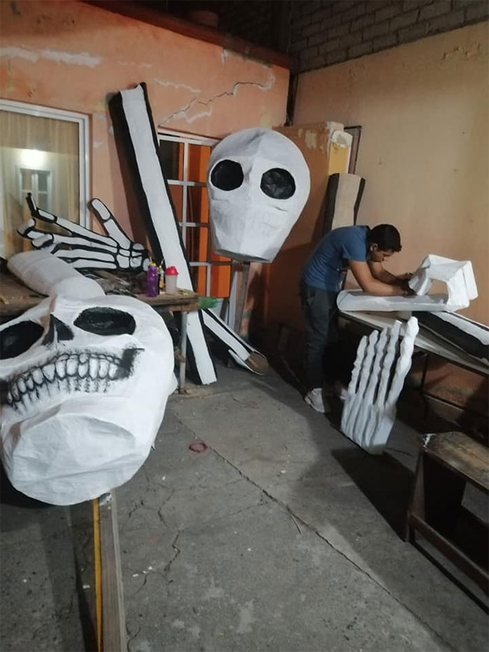 Huge Skeletons Rise From The Ground In Mexico For The Day Of The Dead Huge Skeletons Rise From The Ground In Mexico For The Day Of The Dead