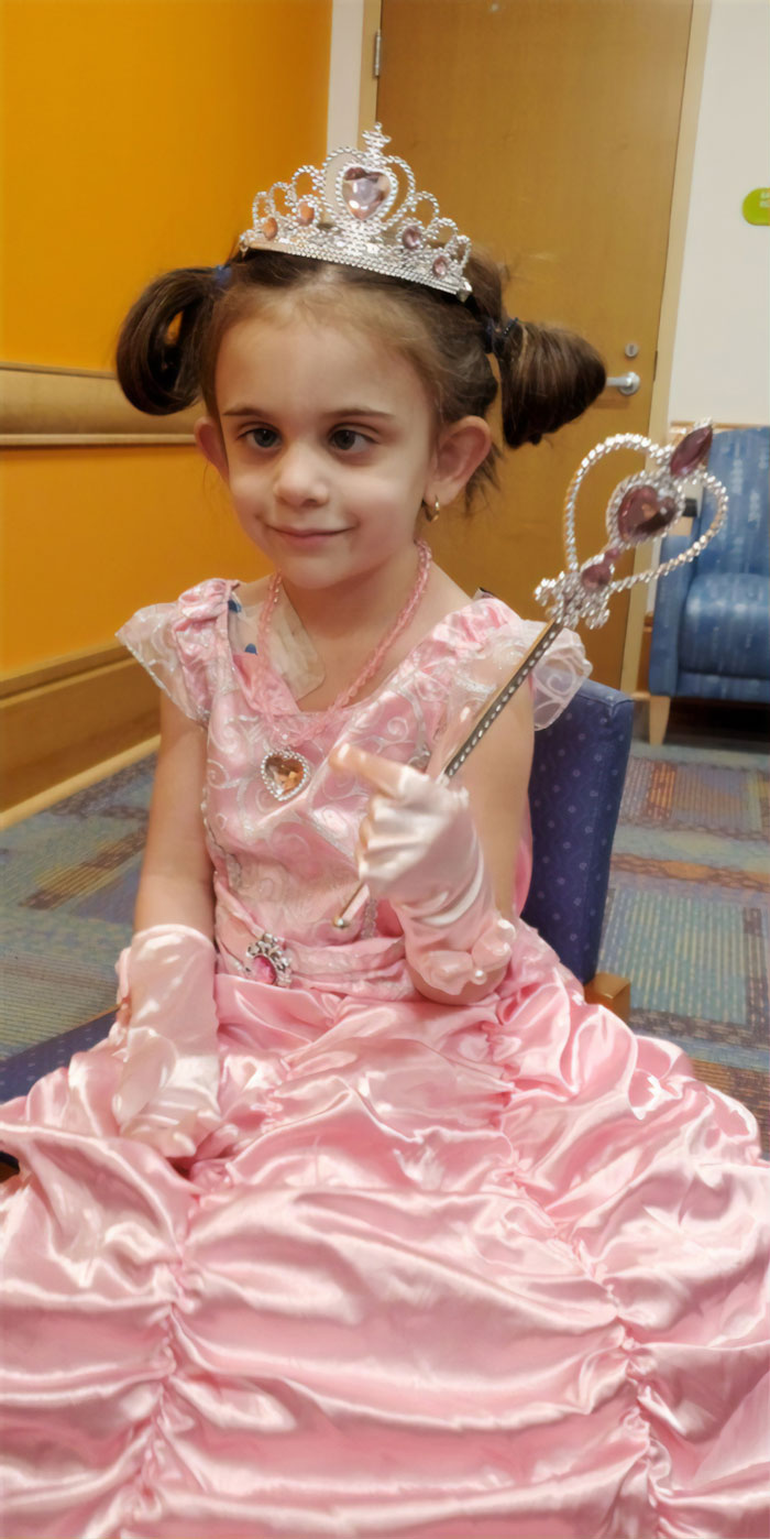 5 Y.O. Girl Wears Different Princess Dresses To Each Chemo Treatment