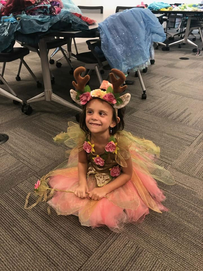 5 Y.O. Girl Wears Different Princess Dresses To Each Chemo Treatment 5 Y.O. Girl Wears Different Princess Dresses To Each Chemo Treatment