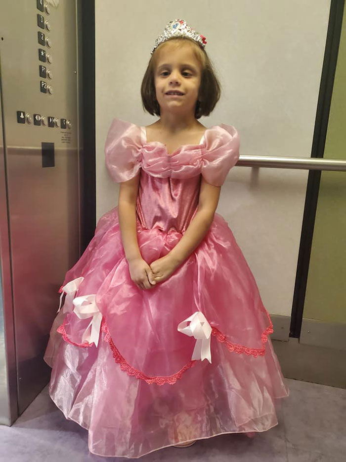 5 Y.O. Girl Wears Different Princess Dresses To Each Chemo Treatment 5 Y.O. Girl Wears Different Princess Dresses To Each Chemo Treatment
