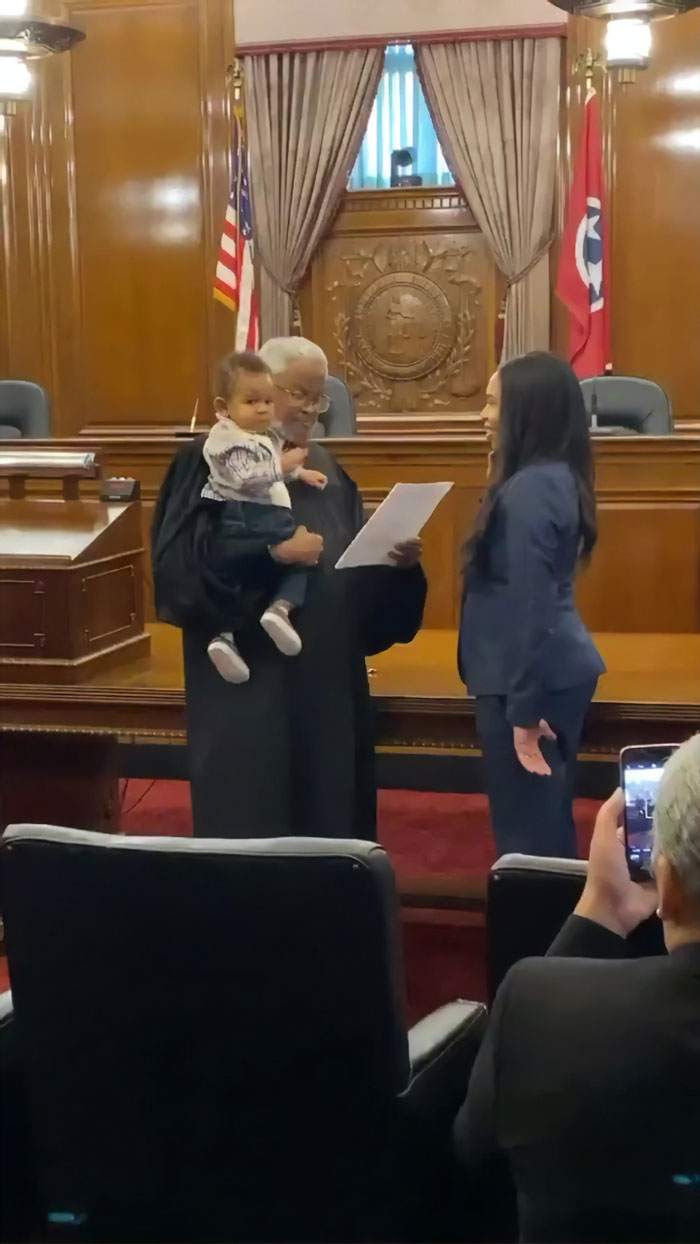 This Awesome Judge Held The Baby Of A Law Student As She Was Sworn Into The State Bar