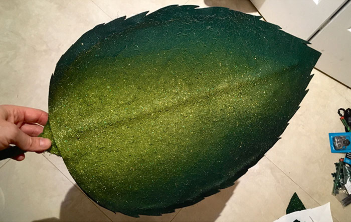 Woman Uses Foam And Toilet Seat Hinges To Create A Moving Rose Costume Woman Uses Foam And Toilet Seat Hinges To Create A Moving Rose Costume