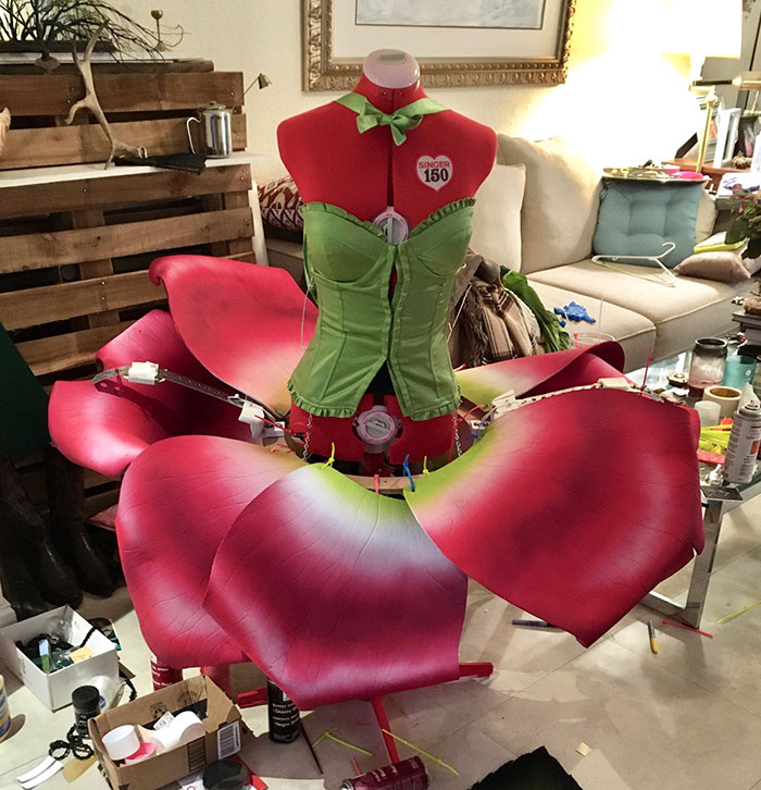 Woman Uses Foam And Toilet Seat Hinges To Create A Moving Rose Costume Woman Uses Foam And Toilet Seat Hinges To Create A Moving Rose Costume