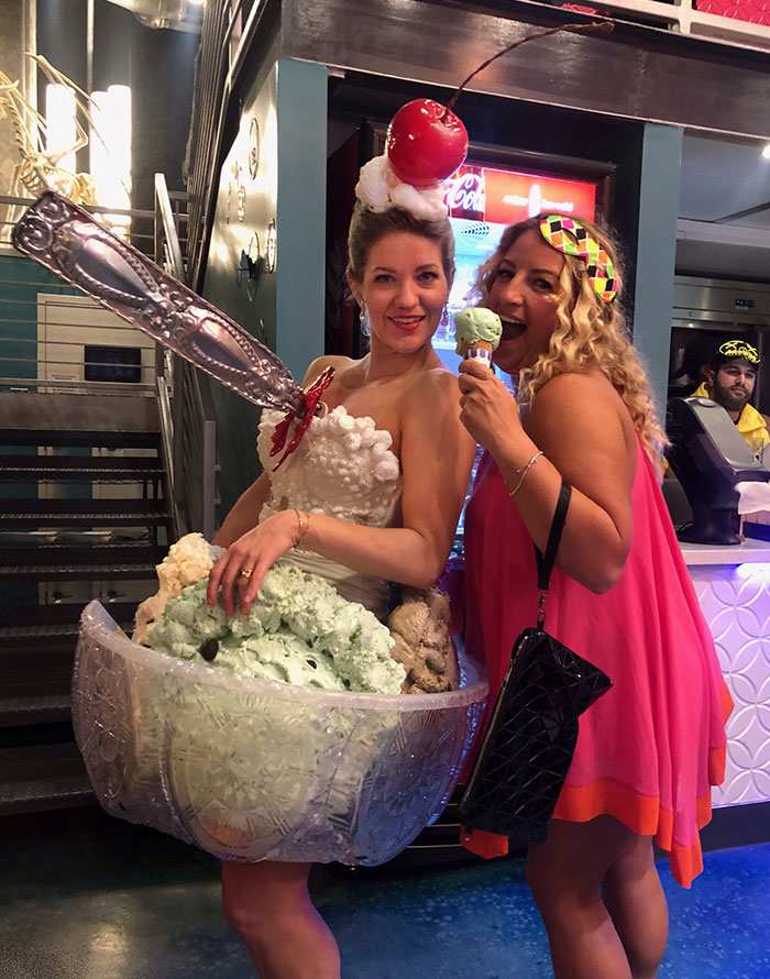 Woman Uses Foam And Toilet Seat Hinges To Create A Moving Rose Costume Woman Uses Foam And Toilet Seat Hinges To Create A Moving Rose Costume