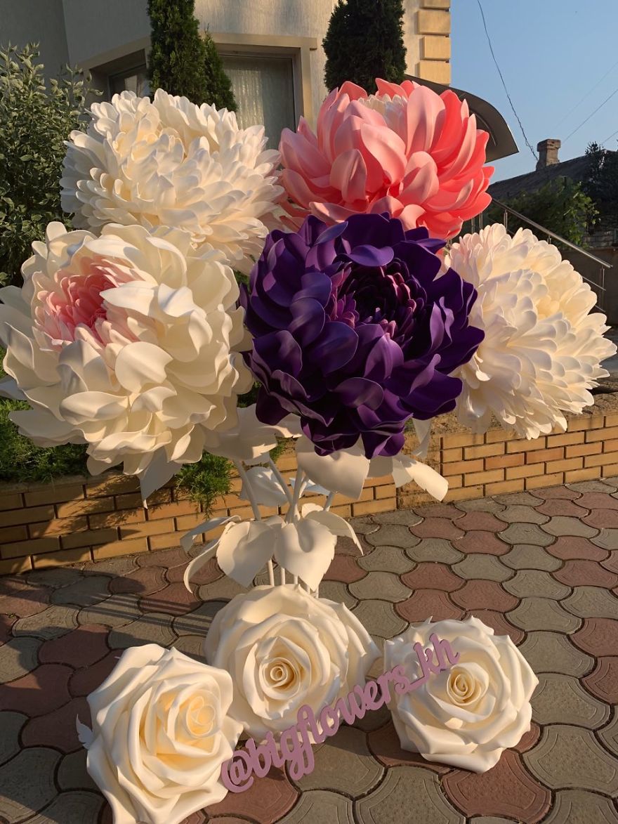 Start Up At 47 Y.o. Giant Flowers Bloom In Her Hands Start Up At 47 Y.o. Giant Flowers Bloom In Her Hands