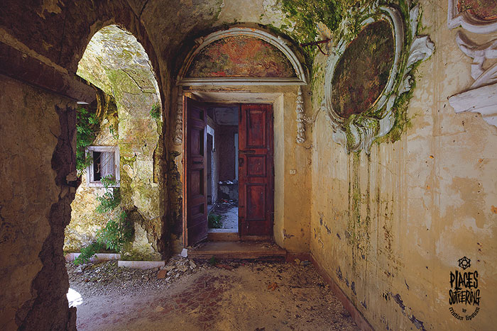 I Found A Well-Preserved Abandoned Monastery In Italy And Captured Its Atmosphere In 27 Photos