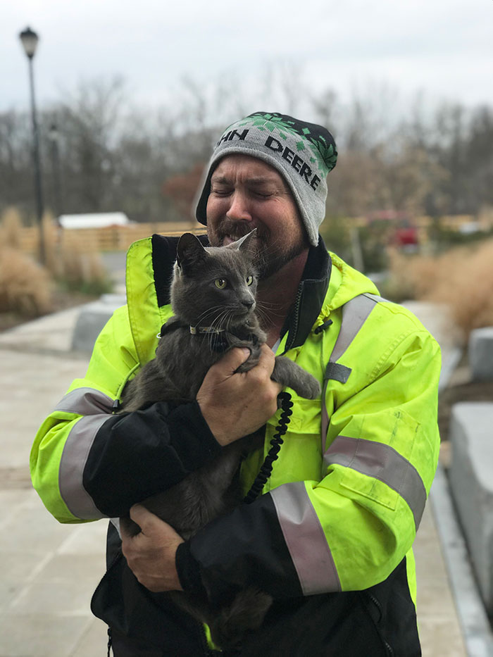 Trucker Bursts Into Tears After Reuniting With His Lost Travel Buddy-Cat After Months Of Searching