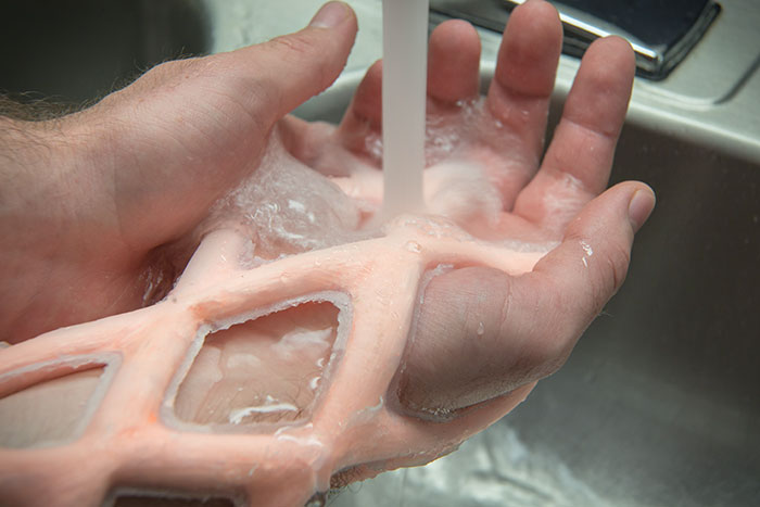 Engineers Create A Breathable And Waterproof Cast To Replace Plaster Ones And Stop The Itching Forever