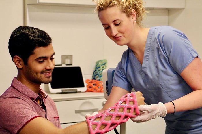 Engineers Create A Breathable And Waterproof Cast To Replace Plaster Ones And Stop The Itching Forever