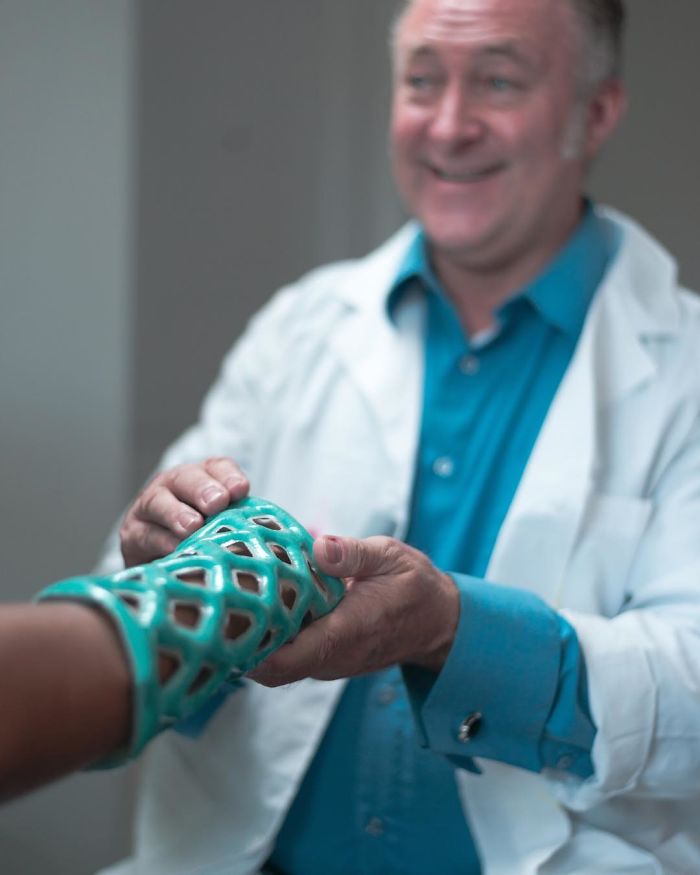 Engineers Create A Breathable And Waterproof Cast To Replace Plaster Ones And Stop The Itching Forever