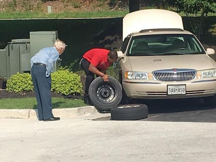 Chick-Fil-A Manager Drops His Work To Help 96 Y.O. WWII Veteran That Was In Tears About A Flat Tire Chick-Fil-A Manager Drops His Work To Help 96 Y.O. WWII Veteran That Was In Tears About A Flat Tire