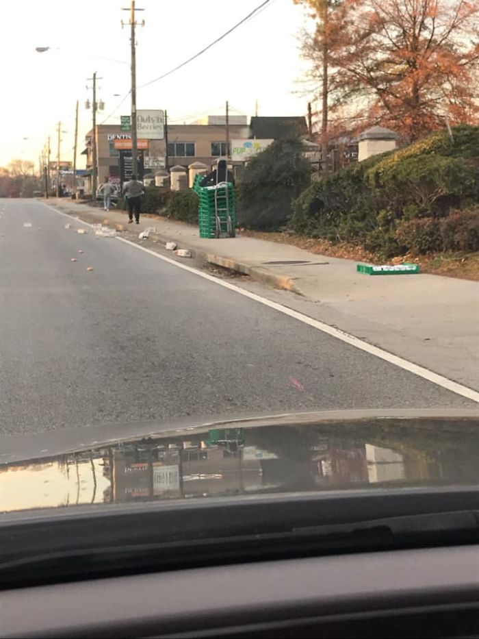 Police Officers Investigate A Krispy Kreme Truck That Spilled Donuts All Over The Road, Crack People Up With Their Hilarious Report Police Officers Investigate A Krispy Kreme Truck That Spilled Donuts All Over The Road, Crack People Up With Their Hilarious Report