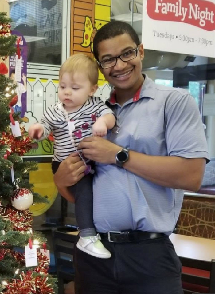 Chick-Fil-A Manager Drops His Work To Help 96 Y.O. WWII Veteran That Was In Tears About A Flat Tire Chick-Fil-A Manager Drops His Work To Help 96 Y.O. WWII Veteran That Was In Tears About A Flat Tire