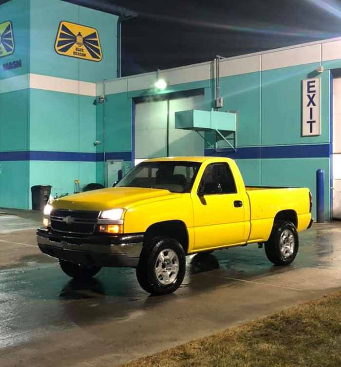 Guy With Mismatched Colored Truck Hood Posts An Ad, People Can't Believe His Luck When Another Driver Replies Guy With Mismatched Colored Truck Hood Posts An Ad, People Can't Believe His Luck When Another Driver Replies