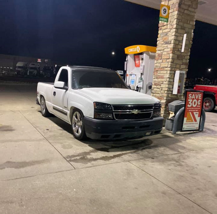 Guy With Mismatched Colored Truck Hood Posts An Ad, People Can't Believe His Luck When Another Driver Replies