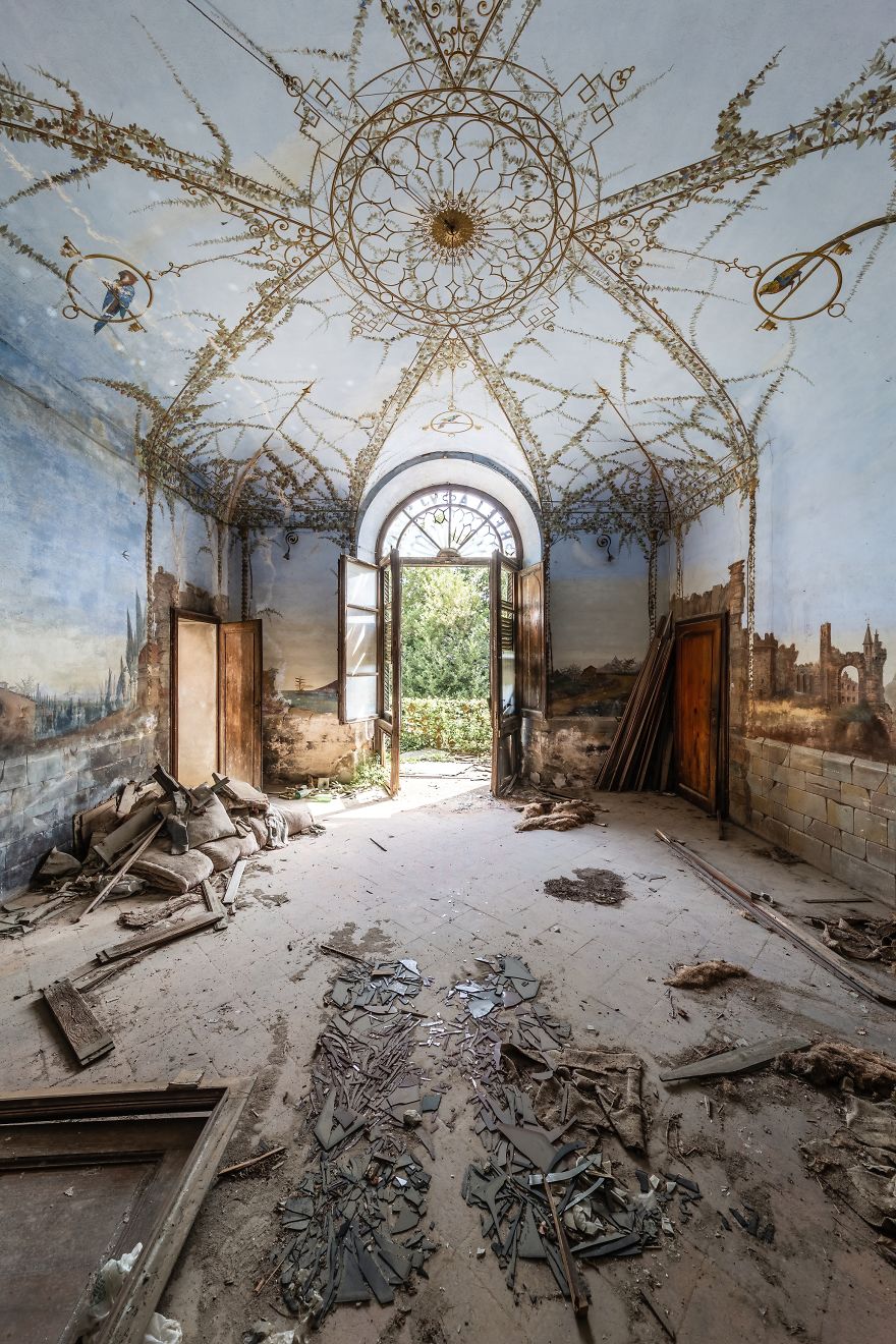 An Old Monastery With Stunning Fresque (Italy)