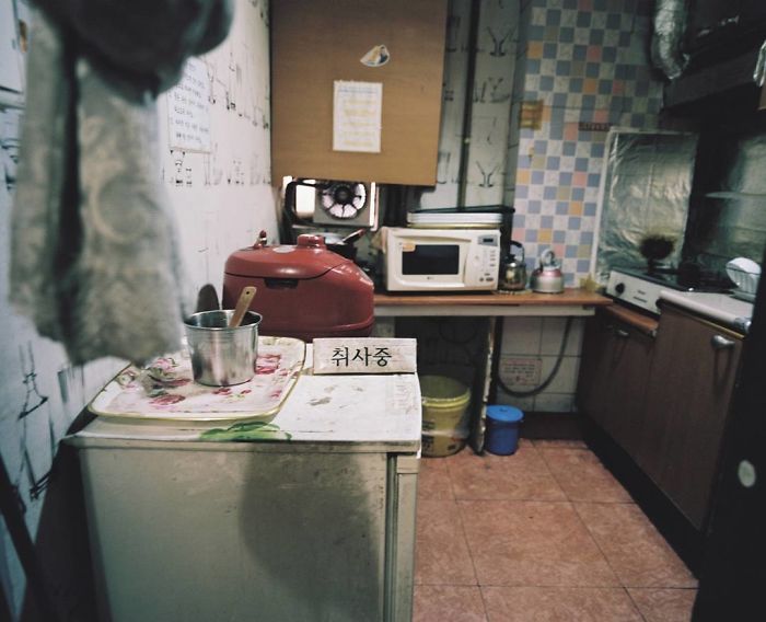 Poor-South-Korea-Living-Conditions-Goshiwon-Photography-Sim-Kyu-Dong