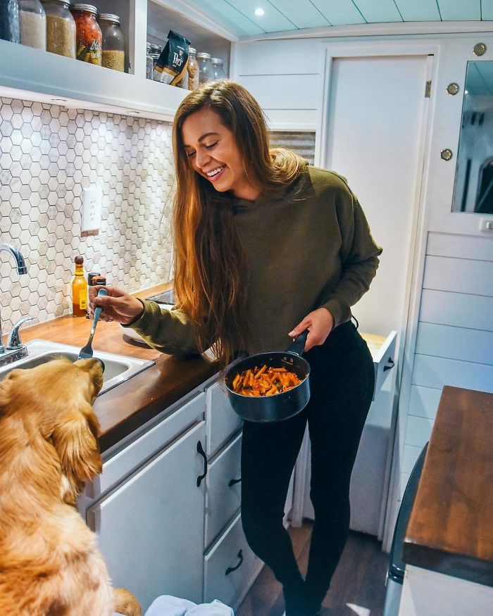 24-Year-Old Dumps Her Boyfriend, Quits Her Job, And Now Is Living The Van Life With Her Dog 24-Year-Old Dumps Her Boyfriend, Quits Her Job, And Now Is Living The Van Life With Her Dog