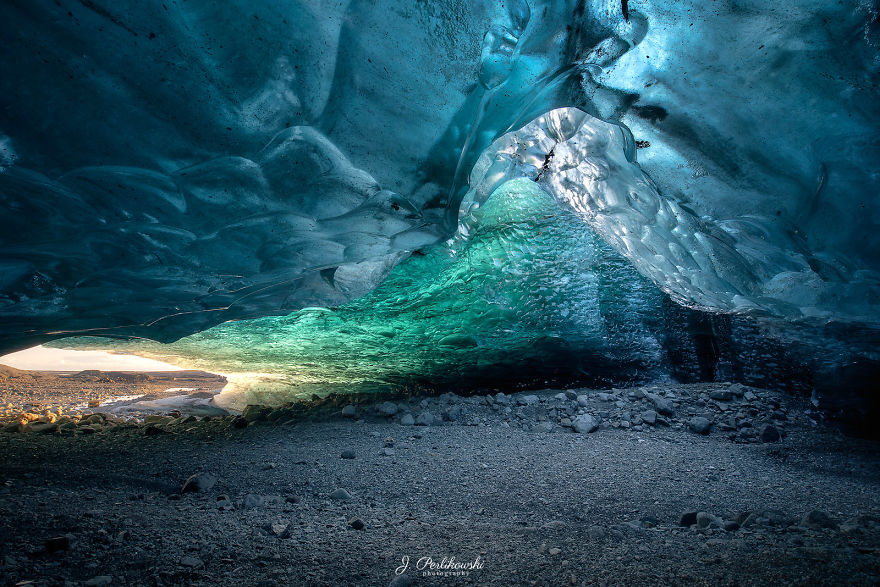 I Hiked For 2 Hours To The Ice Caves In Iceland, And What I Saw Inside Is Pure Magic (10 Pics)