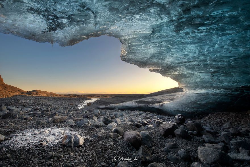 I Hiked For 2 Hours To The Ice Caves In Iceland, And What I Saw Inside Is Pure Magic (10 Pics)